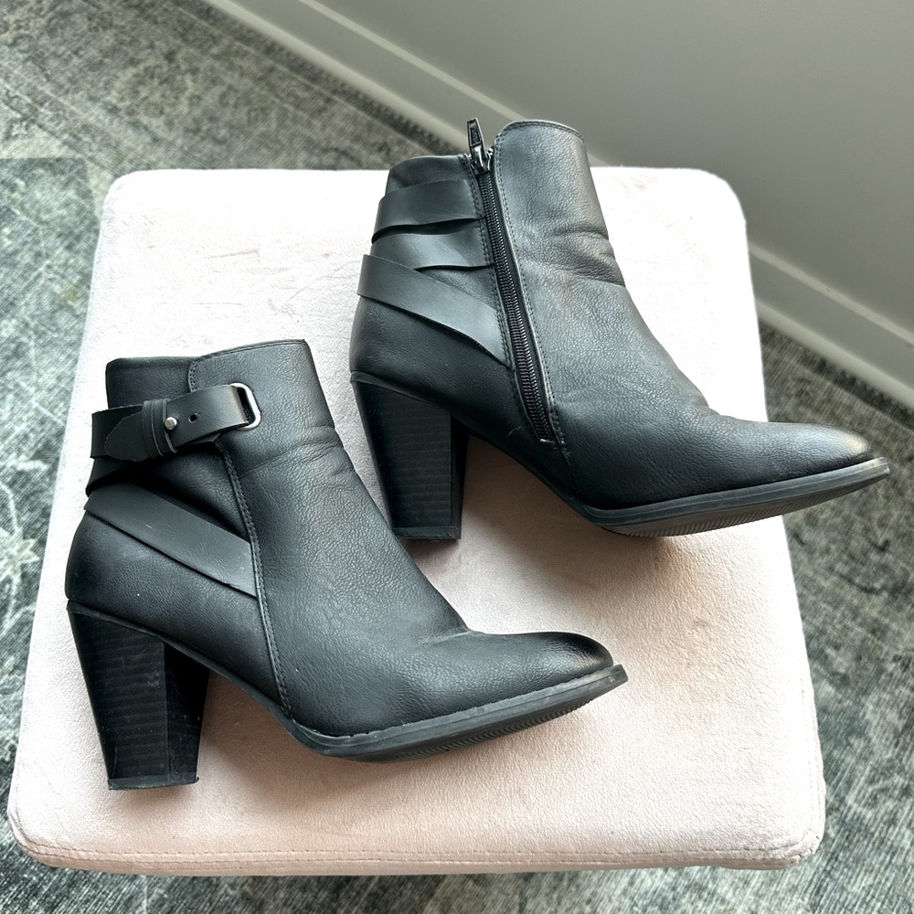 Black leather Apt 9 booties - size 9